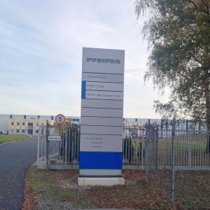pylon reklamowy Pfeiffer stal nierdzewna podświetlany Metaloplastyka